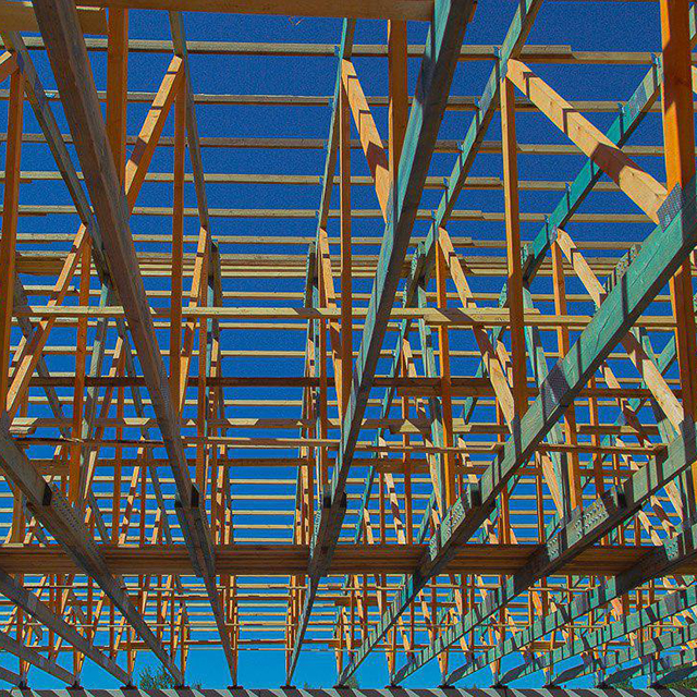 Каркас крыши монтируется с выверенной точностью.